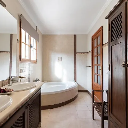 5br - Pool Parking & Tennis Court Вилла